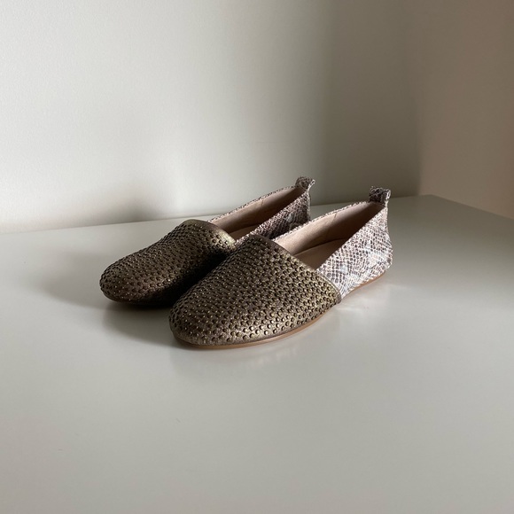 NWOT House of Harlow 1960 Stud Kye Flat - Picture 4 of 13